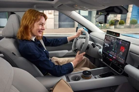 Frau in einem Hyundai IONIQ, mit Blick auf das Navigationssystem.