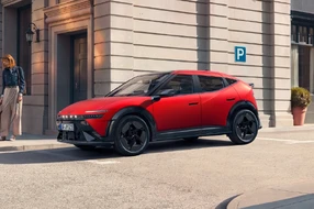 Parkender roter Hyundai IONIQ.
