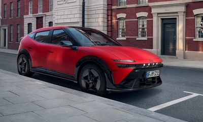 Roter Hyundai IONIQ in einer Stadtkulisse, parkend.