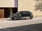 Schwarzes Hyundai IONIQ 5 vor einer Häuserfassade, parkend.