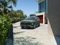 Grüner Hyundai-SUV vor einem Haus.