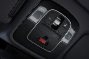 Detailansicht des Fahrzeug-Dachmoduls mit Beleuchtung, Lautsprecher und SOS-Taste.