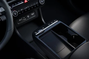 Mittelkonsole eines Fahrzeugs mit integriertem Getränkehalter und Wireless-Charging.