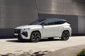 Geparkter Hyundai SUV in Seitenansicht.