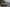 Jeep-SUV fährt auf einer bergigen Strecke.