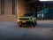 Grüner Jeep Compass vor einem Gebäude.