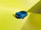 Blauer Opel Astra vor einer gelben Kulisse.