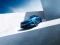 Blauer Opel Astra zwischen Wandfassaden.