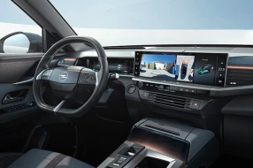 Cockpit des Opel Grandland Electric mit Lenkrad, Infotainment-Center und Kombiinstrument.