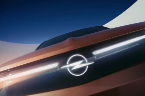 Opel Grandland Electric Frontansicht mit weißen Scheinwerfern und leuchtendem weißen Opel-Schriftzug.