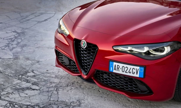 HNahaufnahme des Alfa Romeo Frontbereichs mit Motorhaube, Grill und LED-Scheinwerfern.