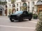 Leistungsstarker schwarzer Dodge Ram Full-Size-Pickup in urbaner Umgebung.