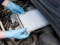 Offene Motorhaube mit neu eingesetztem Pollenfilter bei Kummich Fahrzeugwelt.
