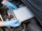 Offene Motorhaube mit neu eingesetztem Pollenfilter bei Kummich Fahrzeugwelt.