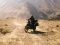 Eine Himalayan 450 in einer Wüstenlandschaft. Frontal fotografiert.