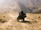 Eine Himalayan 450 in einer Wüstenlandschaft. Frontal fotografiert.