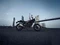 Die Royal Enfield Guerrilla 450 vor einer Skyline und Brücke, seitlich fotografiert.