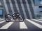 Schwarzes Honda Motorrad vor Betonwand.
