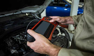 Nahaufnahme eines Batteriechecks mit Messkonsole.