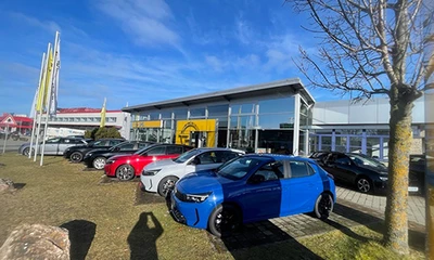 Autohaus und Parkplatz von Kummich Fahrzeugwelt in Balingen.