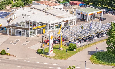 Autohaus und Parkplatz von Kummich Fahrzeugwelt in Herrenberg.