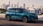 Parkender BYD-SUV vor einer Skyline, Seitenansicht.