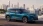 Parkender BYD-SUV vor einer Skyline, Seitenansicht.
