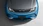 Motorhaube eines blauen BYD Dolphin, von oben fotografiert.