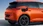 Orangener BYD Dolphin, Fokus auf den Ladenanschluss.
