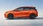 Orangener BYD Dolphin seitlich fotografiert.