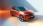 Opel SUV in Rot steht vor mehrfarbiger Wand in Weiß, Rot und Orange.