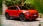 Roter Fiat 600 in einem Innenhof geparkt.