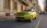 City-SUV fährt dynamisch durch die Stadt.