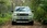 Mintgrüner Fiat Grande Panda in einem Wald, frontal.
