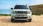 Fiat Grande Panda vor einer Klippe vor dem Meer, frontal.