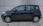 Ein Fiat parkt auf grauem Steinuntergrund parkt seitlich an einer grauen Wand.