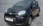 Ein schwarzer Fiat Panda parkt auf grauem Steinuntergrund.