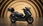 Schwarze Honda Forza 125 vor gold-schwarzem Hintergrund.