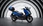Blaue Honda Forza 125 vor einem schwarz-weißen Hintergrund, seitlich.