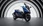Blaue Honda Forza 125 vor einem schwarz-weißen Hintergrund.
