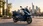 Blauer Honda PCX 125 vor einer Skyline.