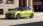 Limettengrüner Hyundai i20 parkend vor einem Haus, seitlich-frontal.