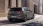 Seitliche Heckansicht eines parkenden grauen Hyundai in der Stadt.