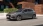 Seitenansicht eines parkenden grauen Hyundai vor einem Haus.