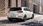 Weißer Hyundai i30 vor einem Gebäude, seitlich von hinten fotografiert.