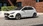 Weißer Hyundai i30 vor einem Haus.