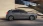 Seitenansicht eines parkenden grauen Hyundai vor einer großen Treppe.