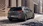 Seitliche Heckansicht eines parkenden grauen Hyundai in der Stadt.