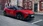 Roter IONIQ 3, parkend in einer Stadt.