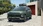Grüner Hyundai-SUV vor einem Haus.